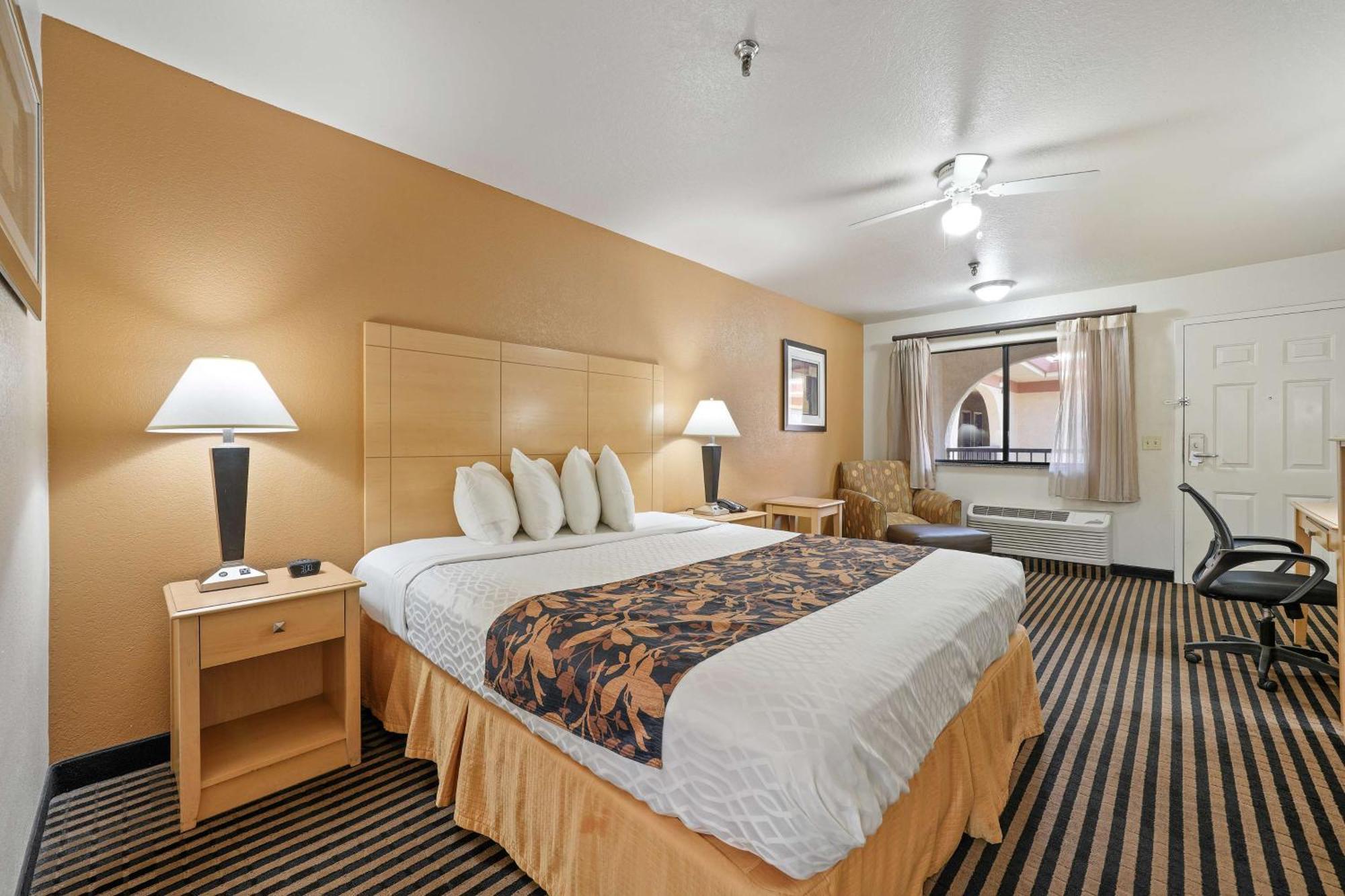 Western Executive & Hotel 3*