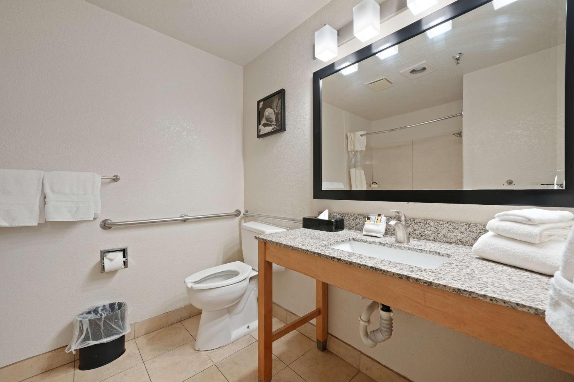 Western Executive & Hotel 3*