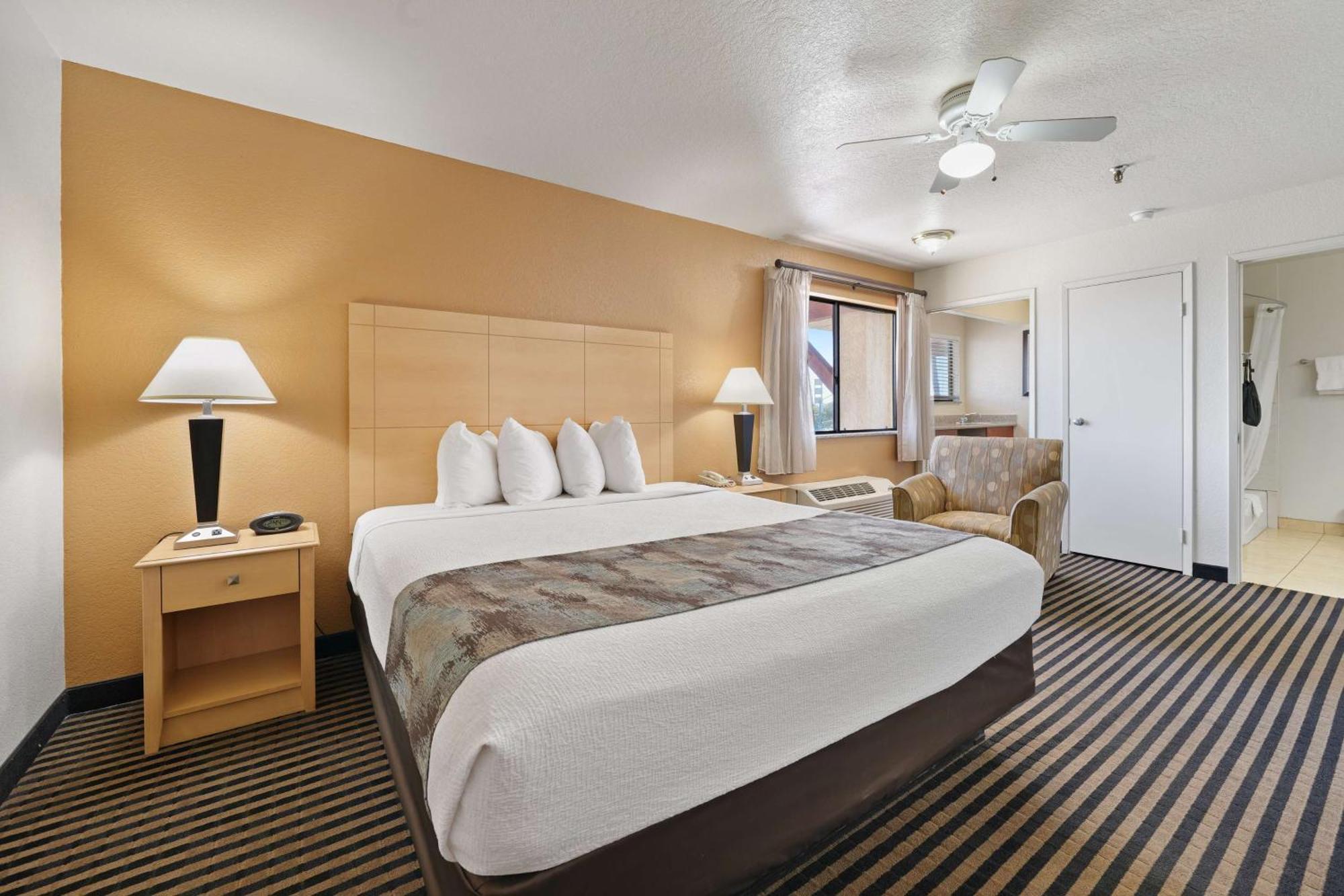 Western Executive & Hotel 3*
