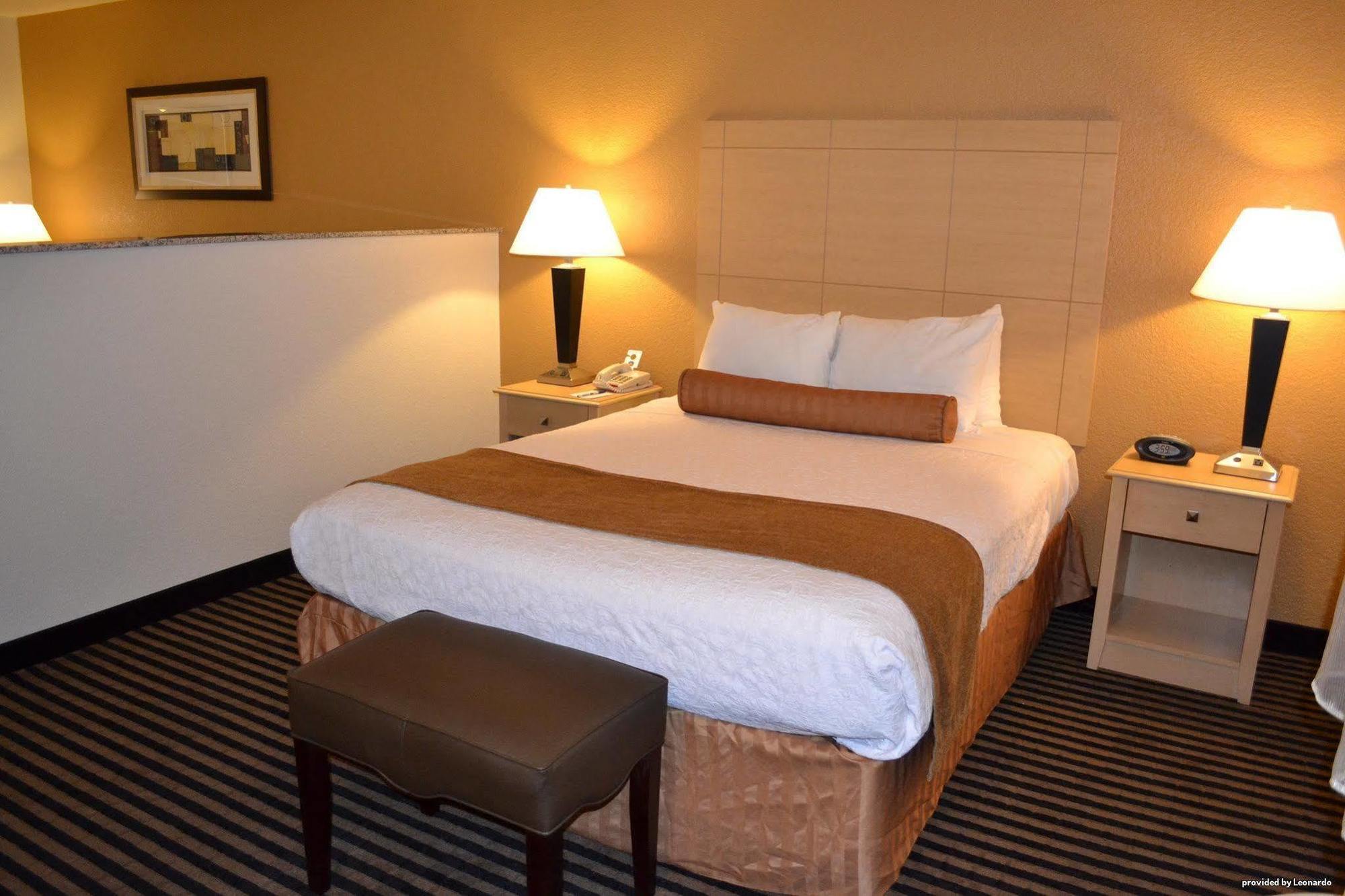 Western Executive & Hotel 3*