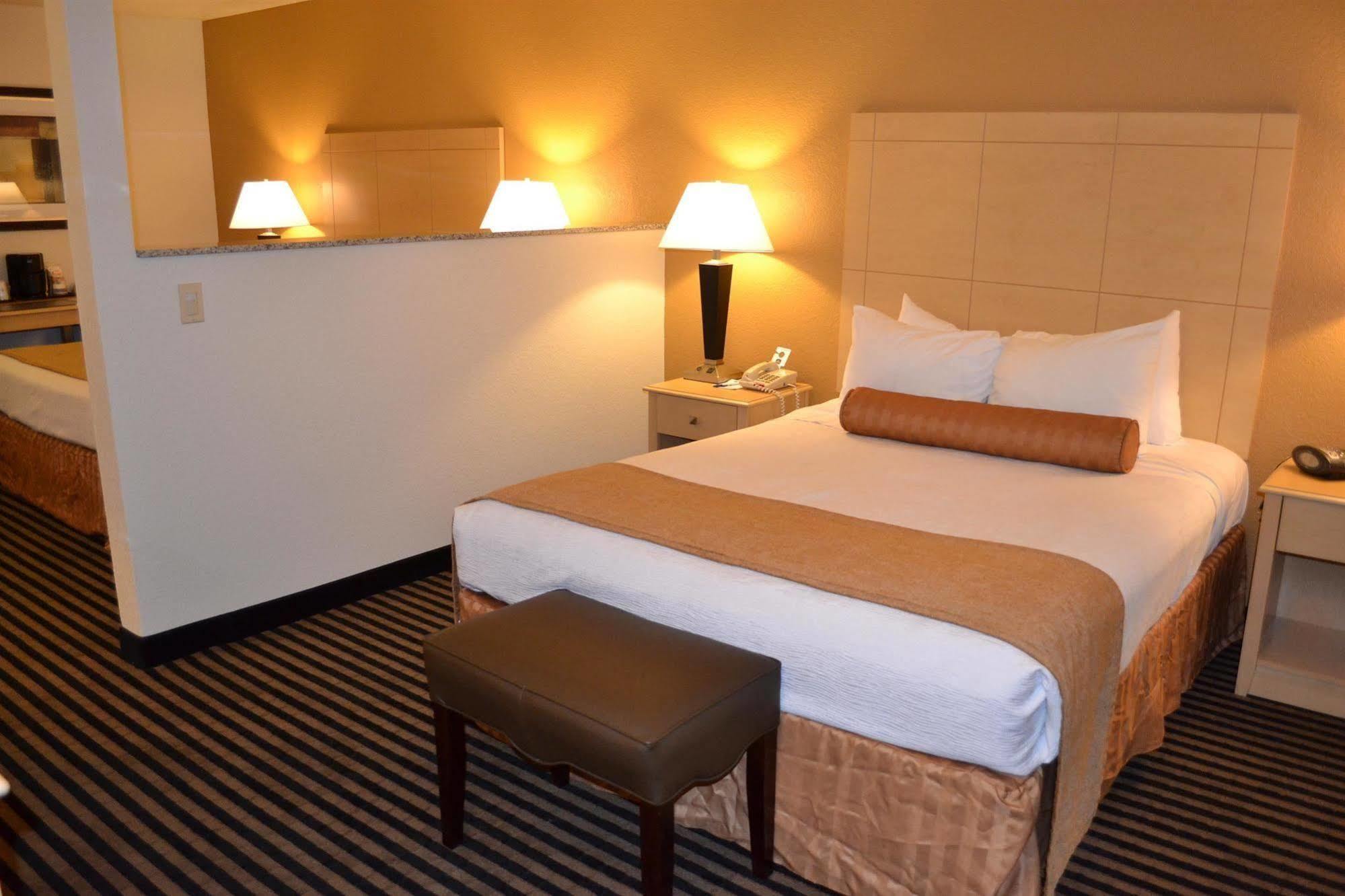 Western Executive & Hotel 3*